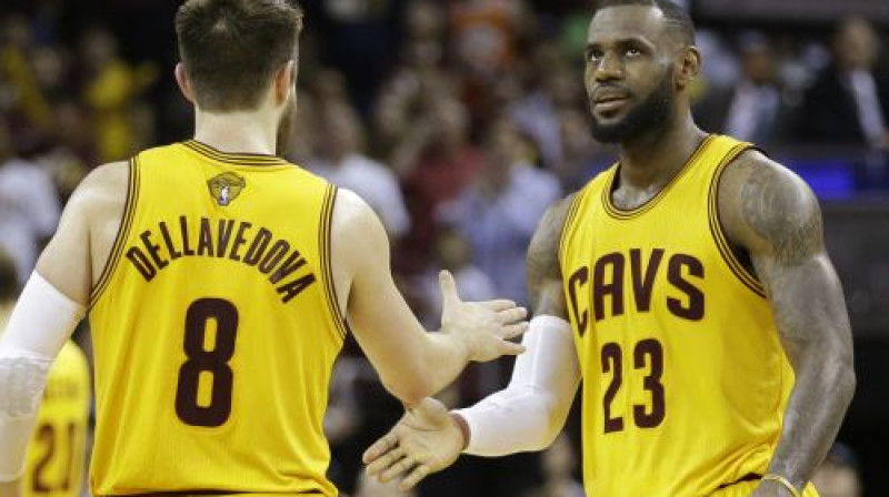 Metjū Delavedova un Lebrons Džeimss
Foto: AP/Scanpix
