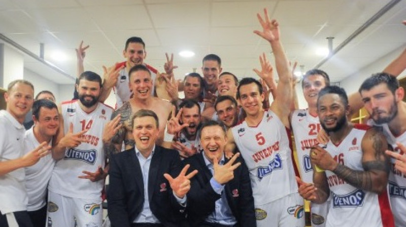 "Juventus" komanda, uzvalkos no kreisās - Daiņus Adomaitis un Židrūns Urbons 
Foto: lkl.lt