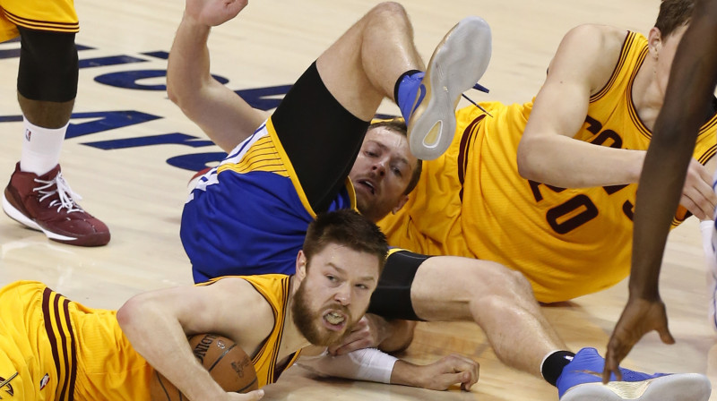 Metjū Delavedova cīņā uz dēļiem ticis pie bumbas 
Foto: AP/Scanpix