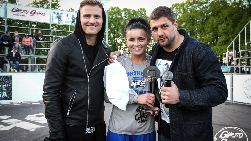 Kristīne Silarāja kopā ar "Ghetto Basket" organizatoriem un vadītājiem Renāru Zeltiņu un Raimondu Elbakjanu
Foto: Renārs Buivids (Ghetto Games)