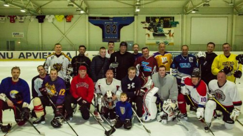 Latvijas stājhokejisti un Sandis Ozoliņš
Publicitātes foto