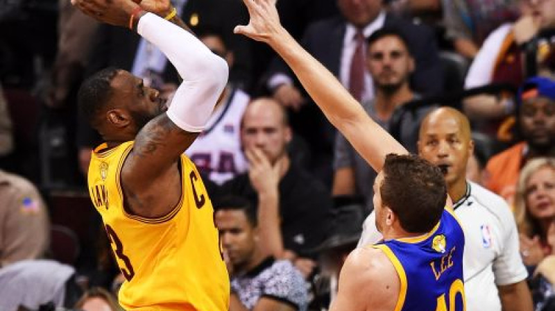 Lebrons Džeimss un Deivids Lī
Foto: AFP/Scanpix