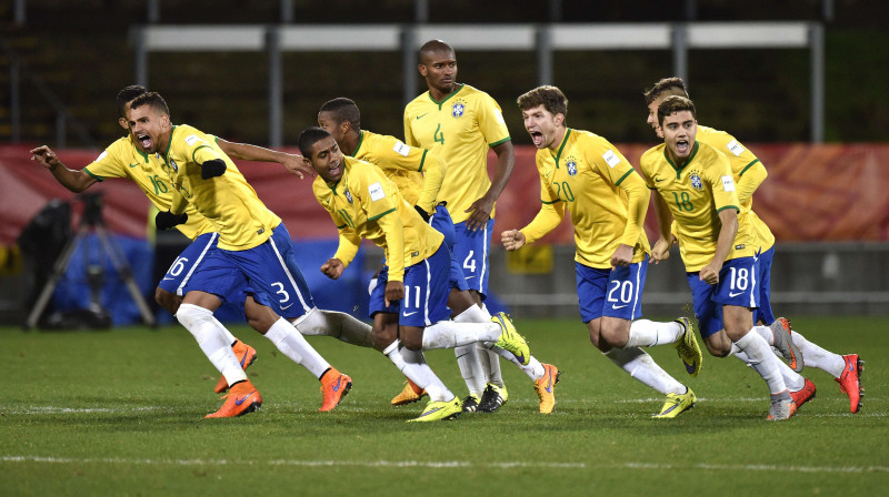 Brazīlijas izlase priecājas pēc uzvaras pār Urugvaju
Foto: AFP/Scanpix