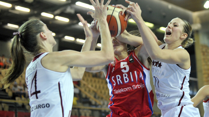 Kristīne Vītola un Aija Putniņa aizsardzībā
Foto: Romāns Kokšarovs, f64