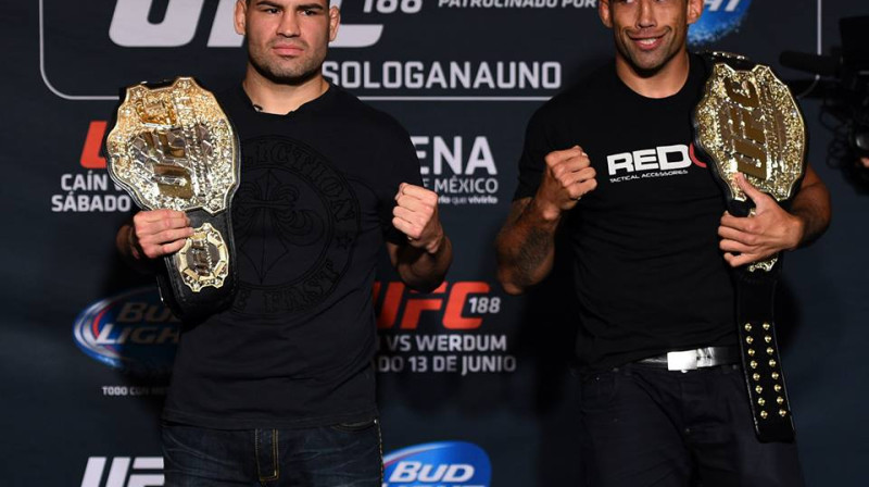 Fabrisio Verdums (no labās) kopā ar Keinu Velaskesu
Foto: ufc.com
