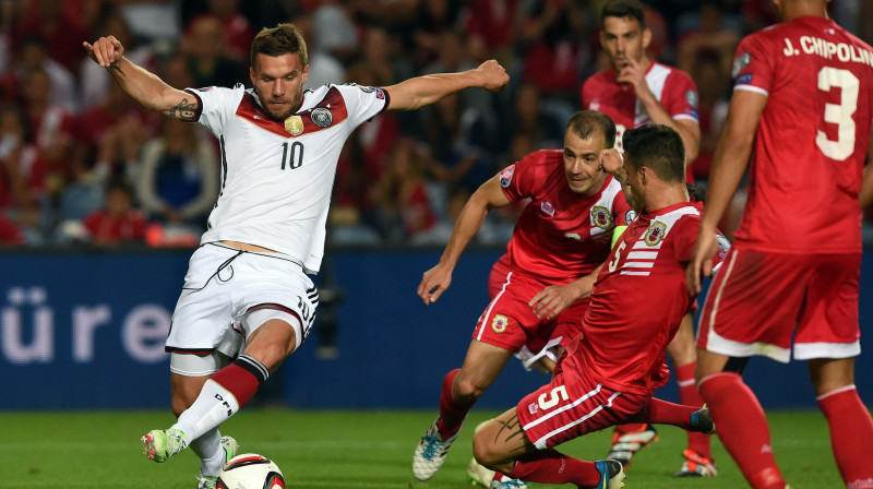 Lukašs Podoļskis pret Gibraltāra aizsardzību
Foto: AFP/Scanpix