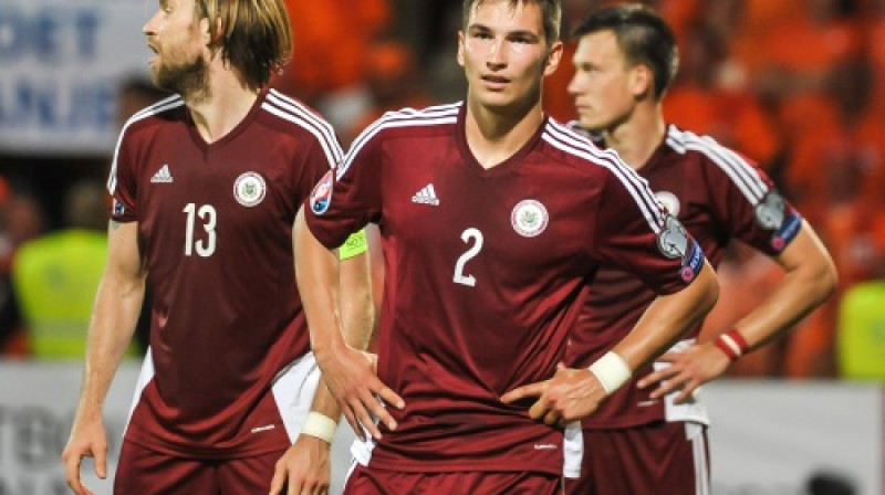 Latvijas izlases aizsargi Kaspars Gorkšs, Vitālijs Maksimenko un Vitālijs Jagodinskis
Foto: Gints Ivuškāns/F64