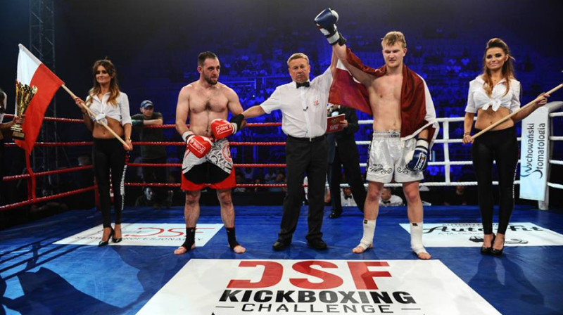 Reinis Porozovs (no labās) uzvarā pēc cīņas ar Andriušu Dembiņski
Foto: Piotr Pedziszewski