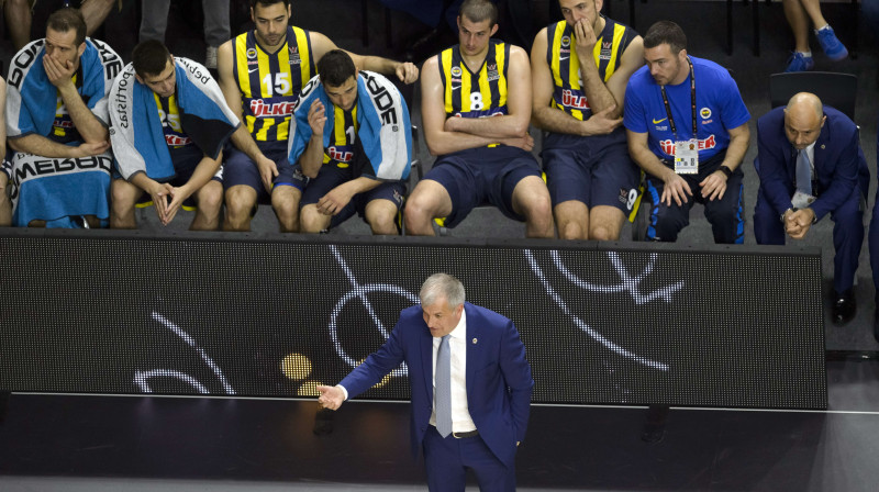 Aizvadītās sezonas otrais bagātākais klubs Eiropā Stambulas "Fenerbahce Ulker" šosezon nācās palikt bez tituliem... 
Foto: AFP/Scanpix