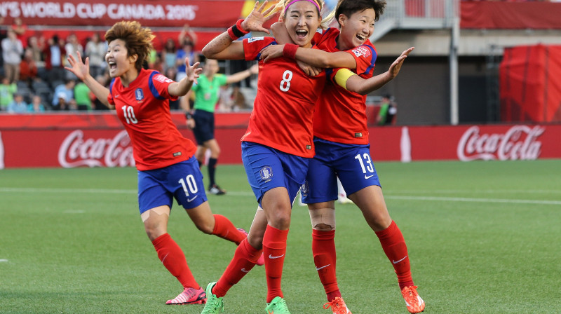 Dienvidkorejas spēlētājas līksmo pēc uzvaras
Foto:GETTY IMAGES NORTH AMERICA/Scanpix