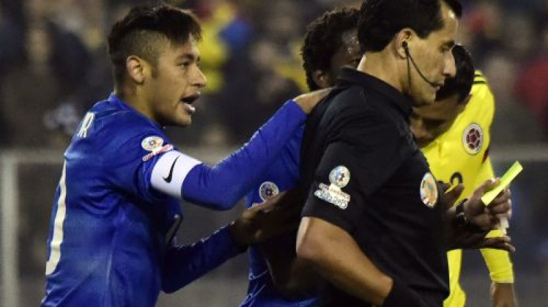 Neimars skaidrojas ar Čīles tiesnesi Enriki Osesu
Foto: AFP/Scanpix