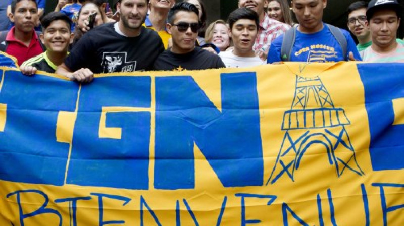 Andrē Pjēru Žiņaku lidostā Meksikā sagaidīja fanu pūlis
Foto: AFP/Scanpix