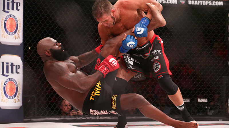 Kimbo Slaiss (no kreisās) cīņas epizodē mačā ar Kenu Šamroku
Foto: sherdog.com