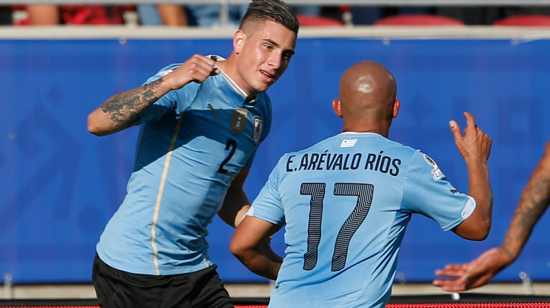 Hosē Marija Himeness pirmā puslaika vidū izvirzīja Urugvajas izlasi vadībā. 
Foto: AP/Scanpix