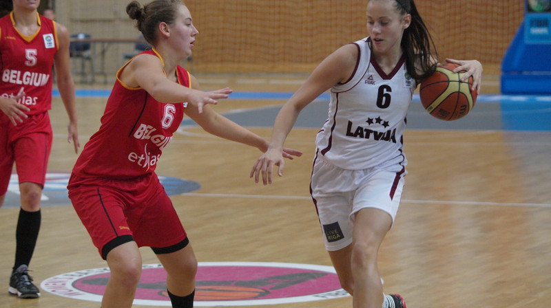 Arta Frīdenberga: 10 punkti un sešas atlēkušās bumbas pret Poliju
Foto: www.fibaeurope.com