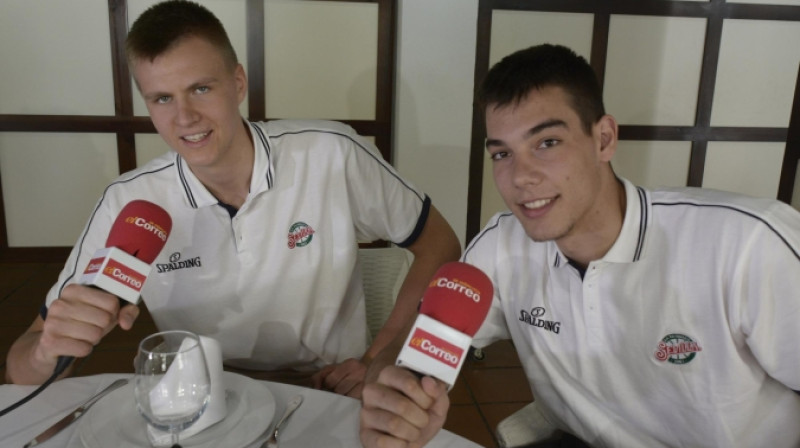 Kristaps Porziņģis un Villijs Ernangomess 
Foto: elcorreoweb.es