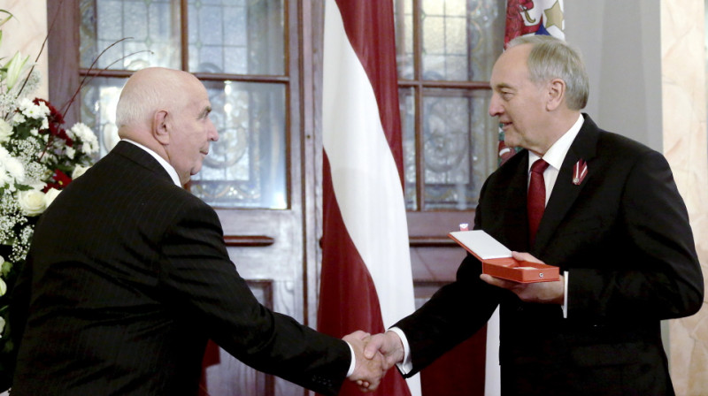 Valsts prezidents Andris Bērziņš pasniedz Triju Zvaigžņu ordeni Kristapa Porziņģa pirmajam trenerim Edvīnam Sprūdem (no kreisās).
Foto: president.lv