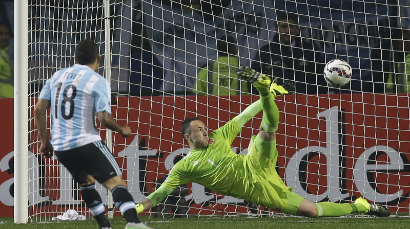 Karloss Tevess pārspēj Davidu Ospinu
Foto: AP/Scanpix