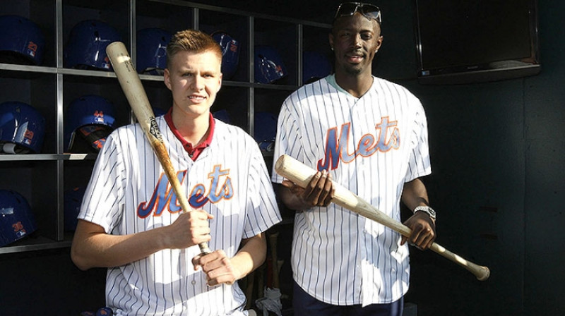 Kristaps Porziņģis un Džerians Grants ar nūjām 
Foto: nba.com/knicks