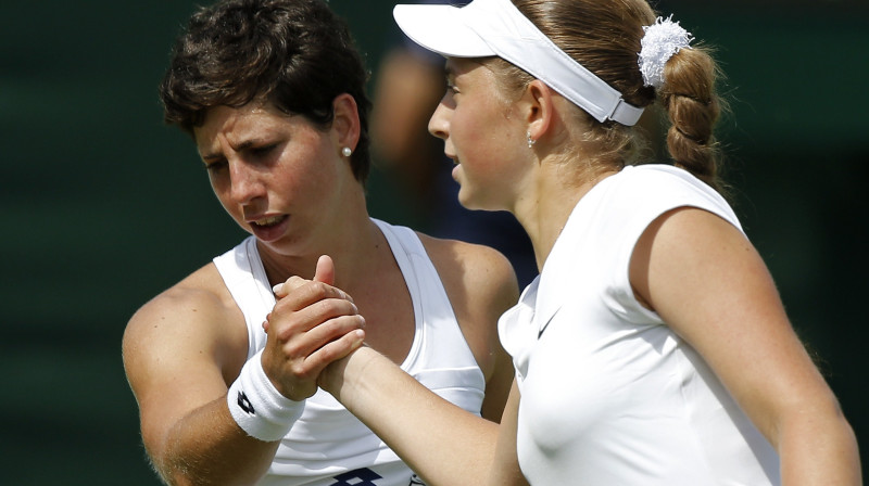 Aļona Ostapenko saņem apsveikumu no Svaresas Navarro
Foto: AFP/Scanpix