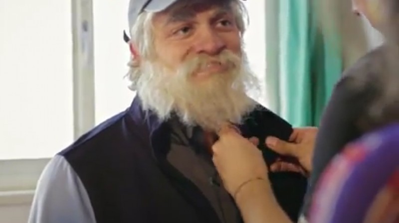 Džerdans Šačiri tiek nomaskēts kā večuks 
Foto: blick.ch