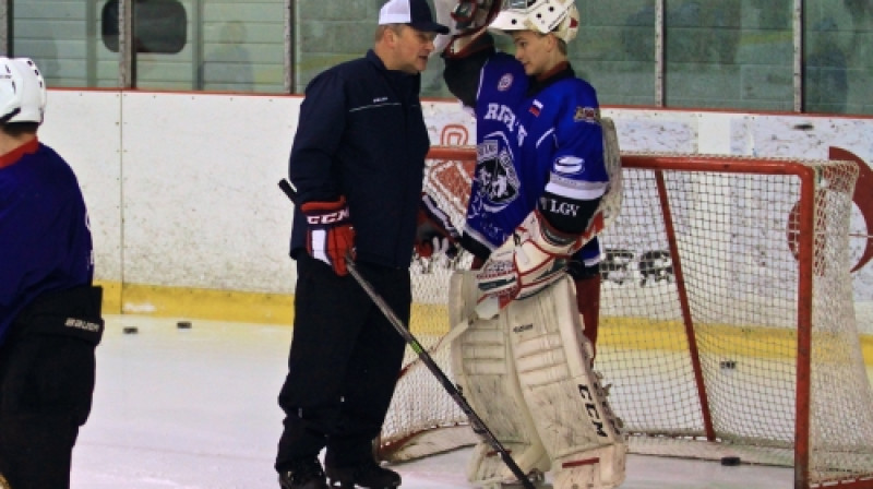 Vladislavs Tretjaks skolo jauno vārtsargu
Publicitātes foto