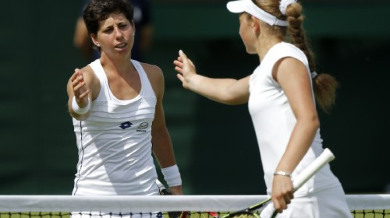 Aļona Ostapenko un Karla Svaresa Navarro
Foto: AFP/Scanpix