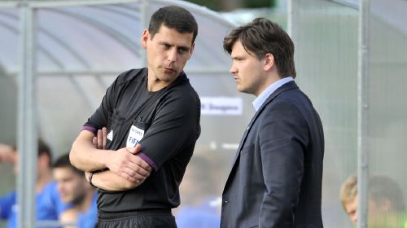 Vadims Direktorenko Virslīgas spēlē sarunājas ar Andri Rihertu, "Metta"/LU treneri
Foto: Romāns Kokšarovs/F64