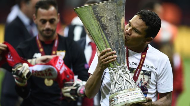 Karloss Baka ar Eiropas līgas trofeju
Foto: AFP/Scanpix