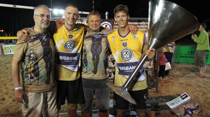 2014. gada "BIGBANK Saulkrastu kokteiļa" čempioni Edgars Točs un Rihards Finsters kopā ar turnīra organizatoriem Guntaru Zonbergu un Andri Vanagu
Publicitātes foto