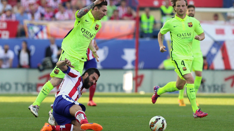 Arda Turans pret Lionelu Mesi 
Foto: AFP/Scanpix