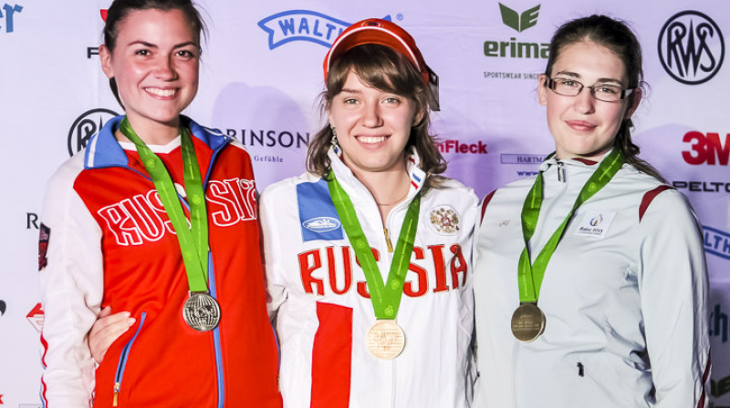 Agate Rašmane uz pjedestāla (pa labi)
Foto: issf-sports.org / saufed.lv