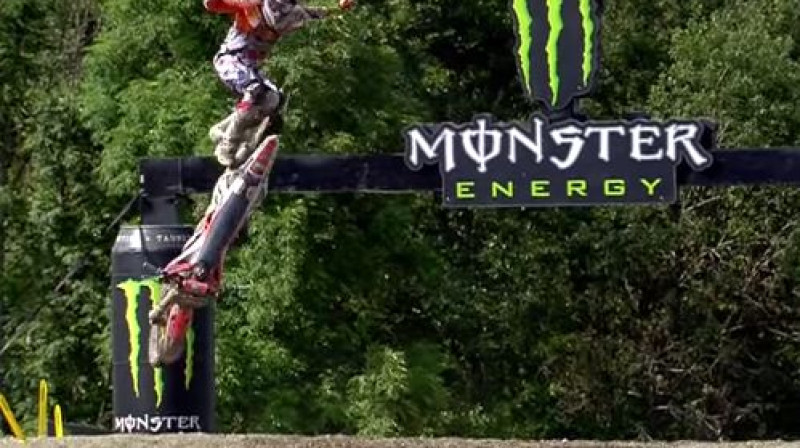 Jonass kritiena brīdī