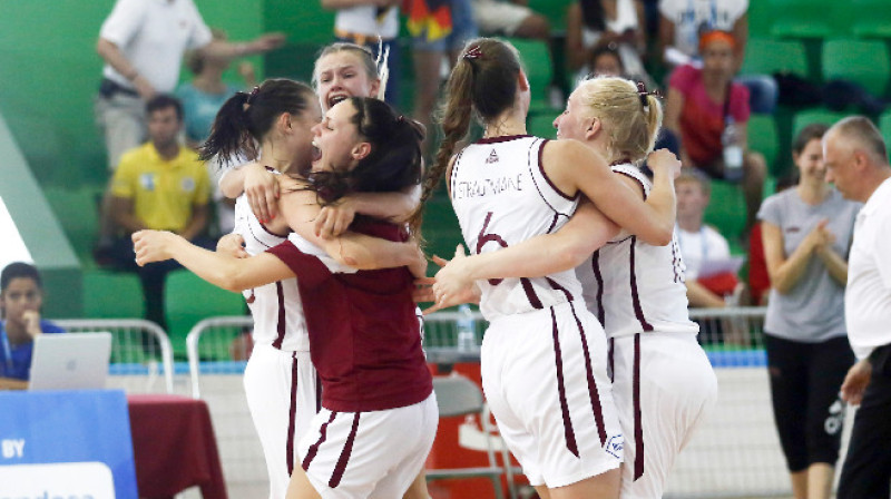 Latvijas U20 izlase: prieks pēc uzvaras pār Krievijas komandu.
Foto: FIBAEurope.com