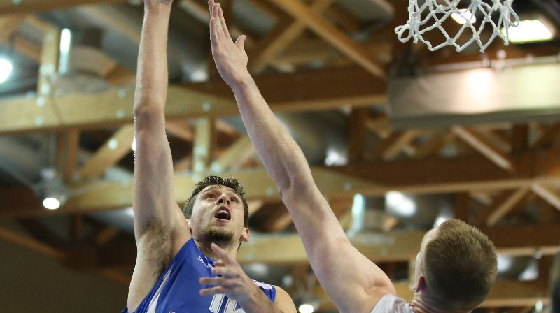 Latvijas U20 izlases centra spēlētājs Rolands Šmits cīnās aizsardzībā.
Foto: FIBAEurope.com