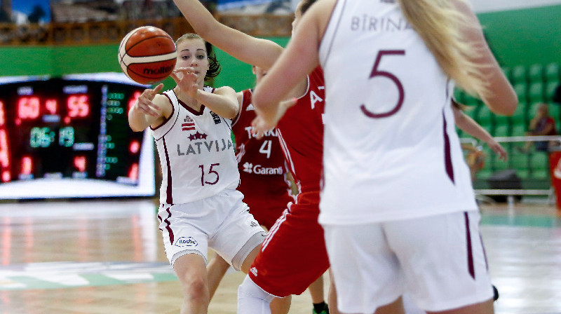 Arta Frīdenberga un Latvijas U20 izlase: priekšā izšķirošā cīņa par vietu Eiropas čempionāta A divīzijā.
Foto: FIBAEurope.com