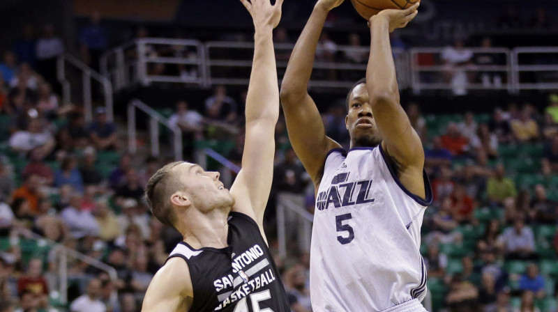 Dairis Bertāns aizsardzībā pret Rodniju Hūdu
Foto: AP/Scanpix