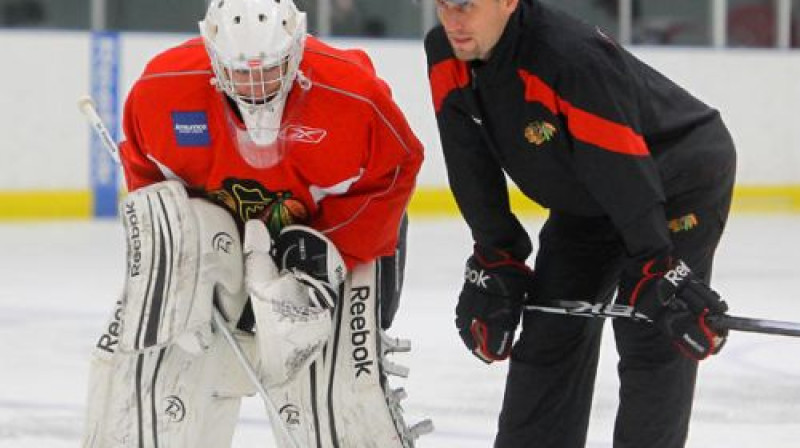 "Blackhawks" draftētais vārtsargs Mets Tomkinss un Endrjū Alens
Foto: Nhl.com