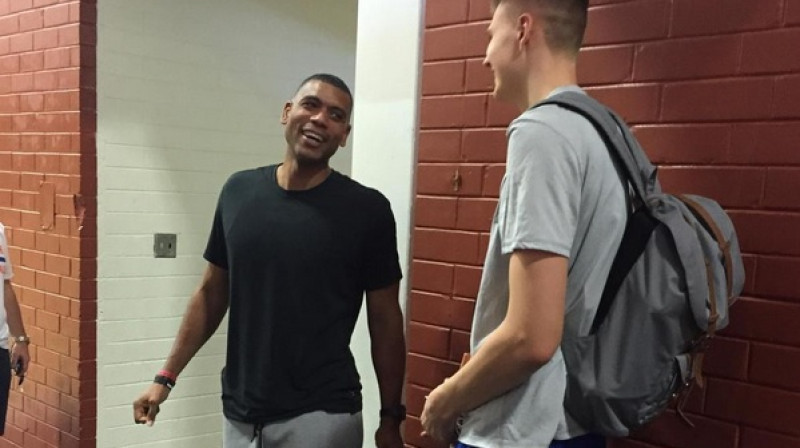 "Knicks" kādreizējā zvaigzne Alans Hjūstons un Krtistaps Porziņģis sarunājas pēc "Knicks" pirmā treniņa Lasvegasā 
Foto: Knicks