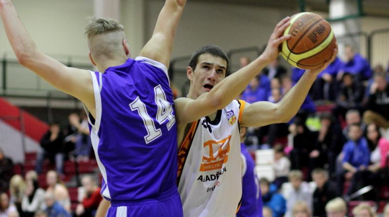 Džeiks Krūmiņš: 8 punkti un 6 atlēkušās bumbas Baltijas kausa izcīņas pirmajā spēlē.
Foto: FIBAEurope.com