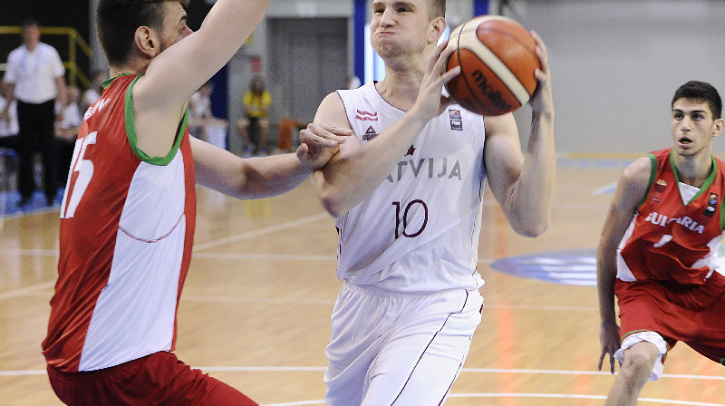 Ervīns Mežnieks: 10 punktu U20 izlases spēlē ar Francijas komandu.
Foto: FIBAEurope.com