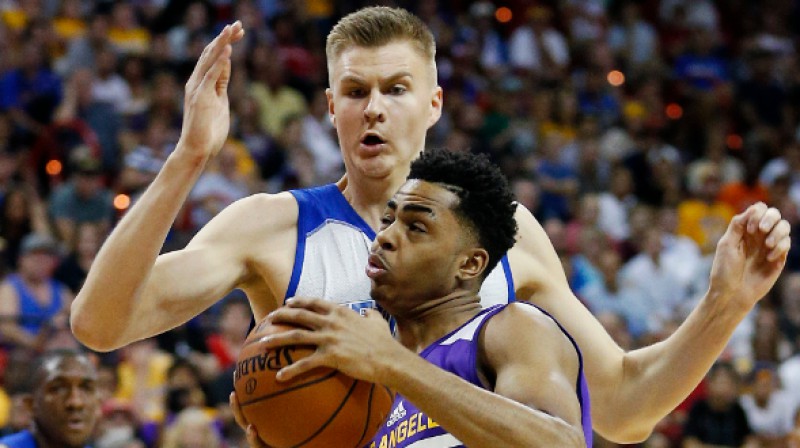 Kristaps Porziņģis un D`Andželo Rasels 
Foto:  AP / Scanpix