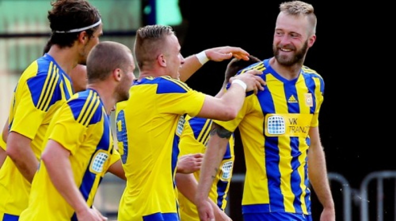 Antons Jemeļins (no labās) tiek sveikts ar vārtu guvumu pret HJK
Foto: lff.lv