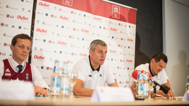 Valastvienības galvenais treneris Ainars Bagatskis (vidū), kapteinis Jānis Blūms (no labās) un ģenerālsponsora OlyBet Sports Bar pārstāvis Gints Pakārklis.
Foto: Mikus Kļaviņš