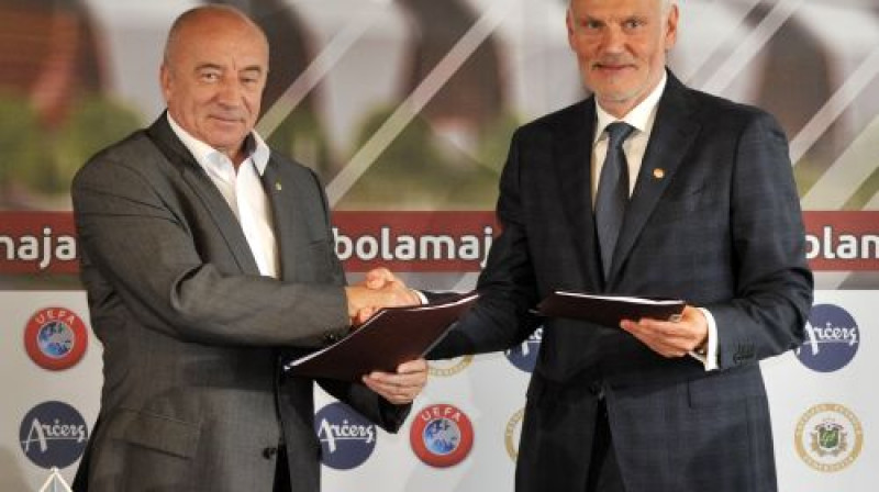 Jānis Mežeckis un Armands Garkāns, "Arčers" valdes priekšsēdētājs
Foto: Romāns Kokšarovs/F64