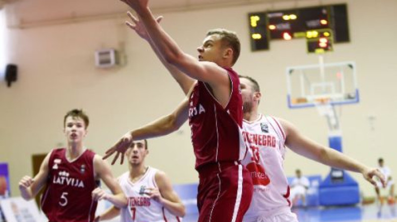 Renārs Birkāns uzbrukumā Melnkalnes grozam
Foto: FIBA/Lato Klodian