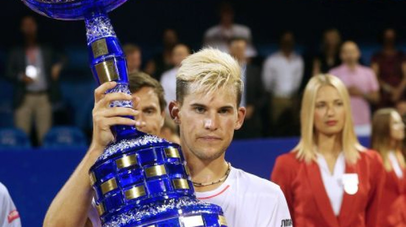 Dominiks Tīms ar milzīgo Umagas čempiona trofeju
Foto: AFP/Scanpix