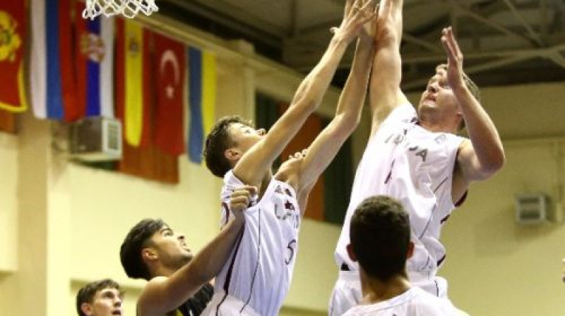 Latvijas U18 izlase cīņa par atlēkušo bumbu
Foto: FIBA/INTIME