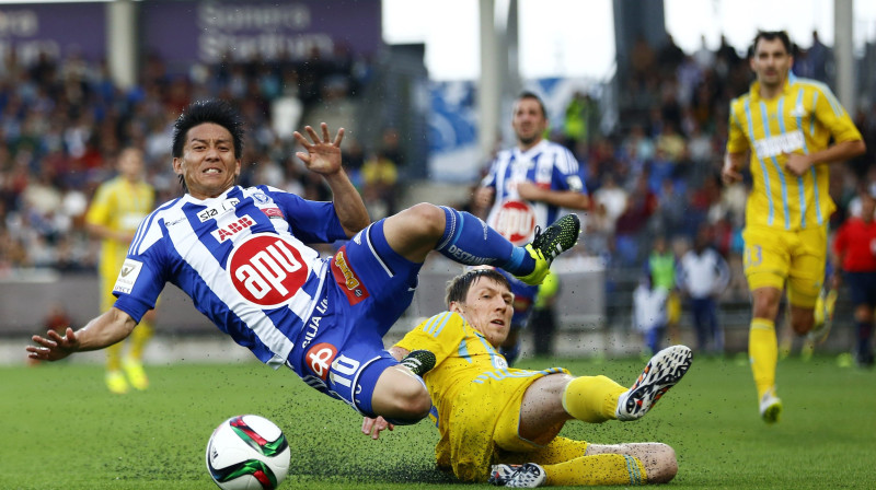 Atomu Tanaka (HJK) pret Jevgēņiju Postņikovu (''Astana'')
Foto: AFP/Scanpix