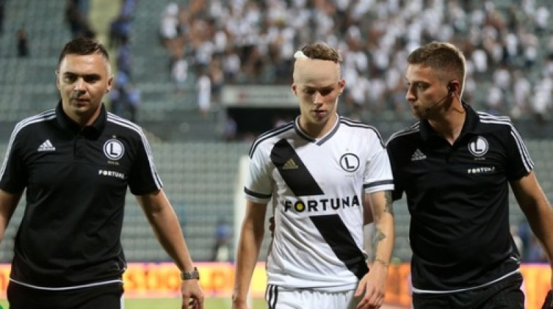 Pēc palīdzības sniegšanas Ondrejs Duda pamet laukumu ar pārsietu galvu
Foto: Piotr Kucza/Newspix.pl